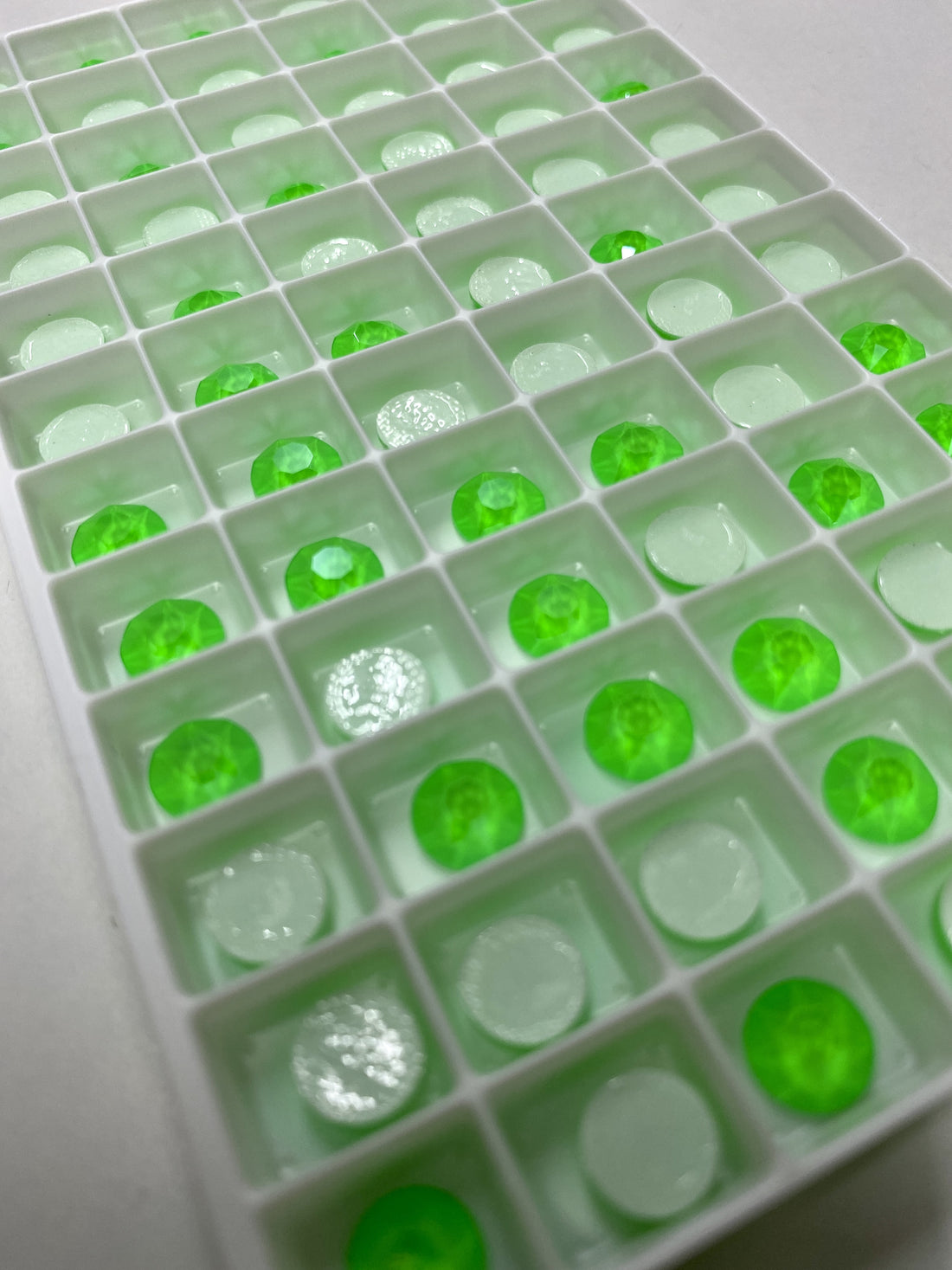 Swarovski Crystal 2078 Xirius Rose Hotfix Crystal Electric Green SS34
