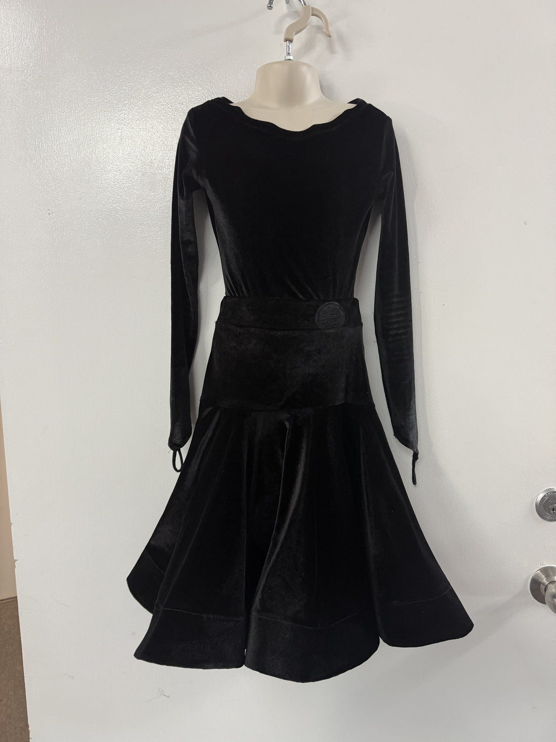 Pre Loved Black Velvet Juvenile Dress 2 Piece (Child 6-8)